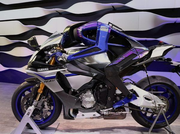Man vs Machine: Saat Rossi Ditantang Robot Adu Kebut di Lintasan