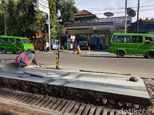 Warga dan Pemilik Toko Keluhkan Trotoar Jalan Renata Sukabumi