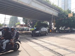 Pro-Kontra Warga soal Perlintasan KA KH Mas Mansyur yang akan Ditutup