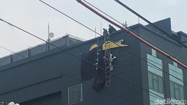 Foto: Melihat Proses Pembongkaran Plang Hotel Alexis