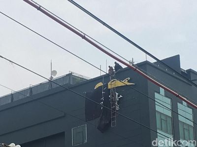 Foto: Melihat Proses Pembongkaran Plang Hotel Alexis