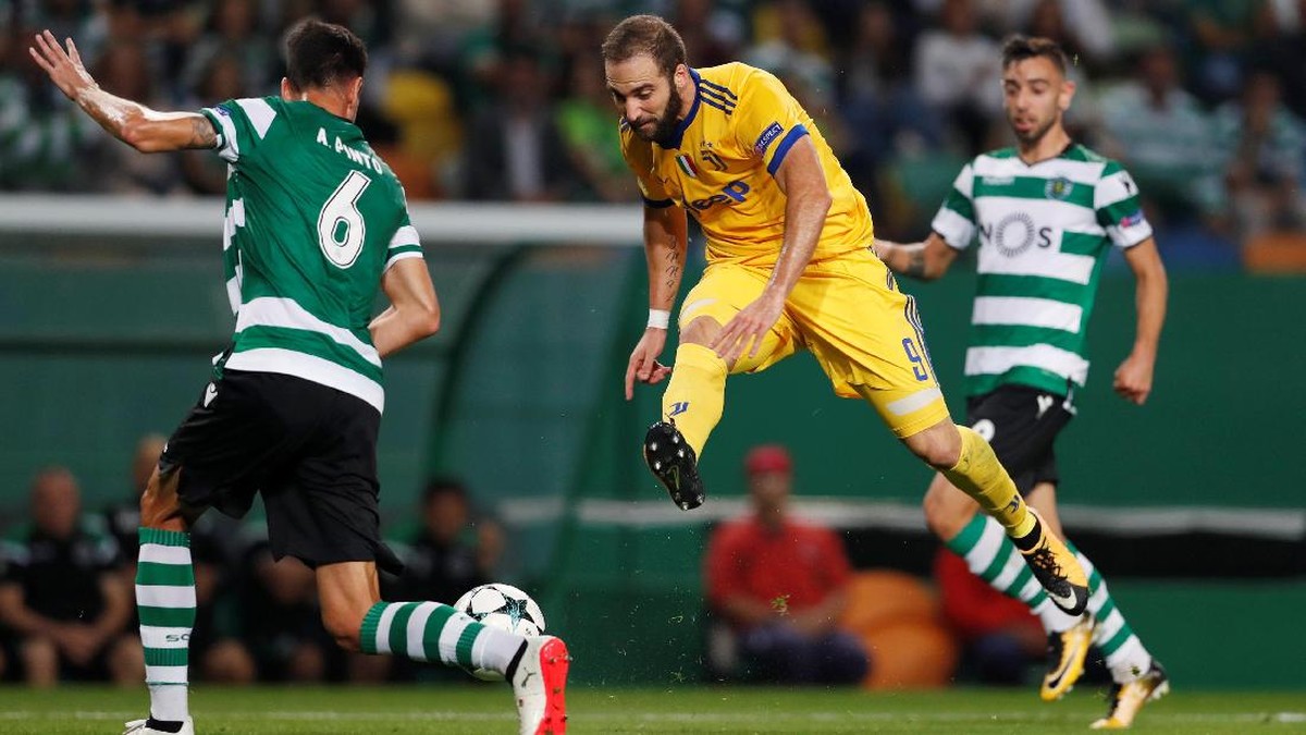 Gonzalo Higuain menyelamatkan Juventus dari kekalahan lewat golnya (Rafael Marchante/Reuters)