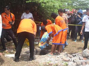 Polisi Rekonstruksi Kasus Pembunuhan di Sumur Tua Sidoarjo