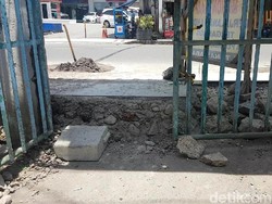 Saking Tingginya Trotoar, Gang di Jalan Renata Tak Bisa Diakses