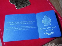 Ini Undangan Nikah Kahiyang ke Teman SD, Simpel Berbalut Kain Merah