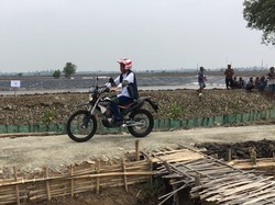 Gaya Jokowi Naik Motor Trail Tinjau Tambak Udang di Muara Gembong