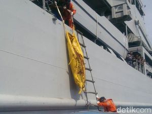 TNI AL Temukan Mayat Pria Berkaos Batik Terapung di Laut Jawa