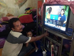 Senangnya Warga Desa di Kalsel Nonton TV Tak Lagi Pakai Genset