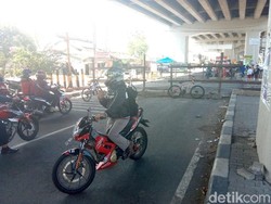 Jalan di Bawah Flyover Janti Yogya Ditutup, Warga Sekitar Protes