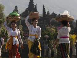 6 Agama di Indonesia Berikut Kitab Suci, Tempat Ibadah, dan Hari Besar