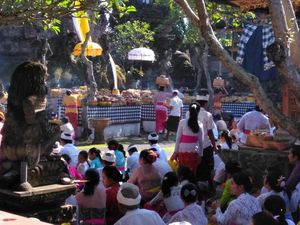 Video: Tradisi Hujan Uang, Wujud Rasa Syukur Warga Tabanan