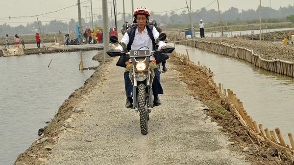 Foto: Jokowi Tunggangi Motor Trail di Bekasi
