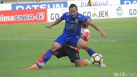 Atep berada di Persib Bandung sejak masih junior pada 2002-2004. Dia memilih Persija pada 2004 sampai 2008. Baru pada 2008 kembali lagi ke Persib hingga saat ini. (Foto: Wisma Putra/detikSport)