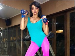 Jadi Drakula Seksi, Farah Quinn Dicakar Kucing