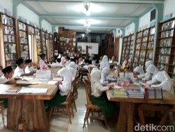 Pengusaha di Jepara Sulap Showroom Mebel Jadi Perpustakaan