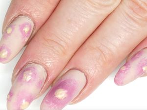 Kuku Wanita Ini Ada Jerawatnya, Nyata atau Nail Art?
