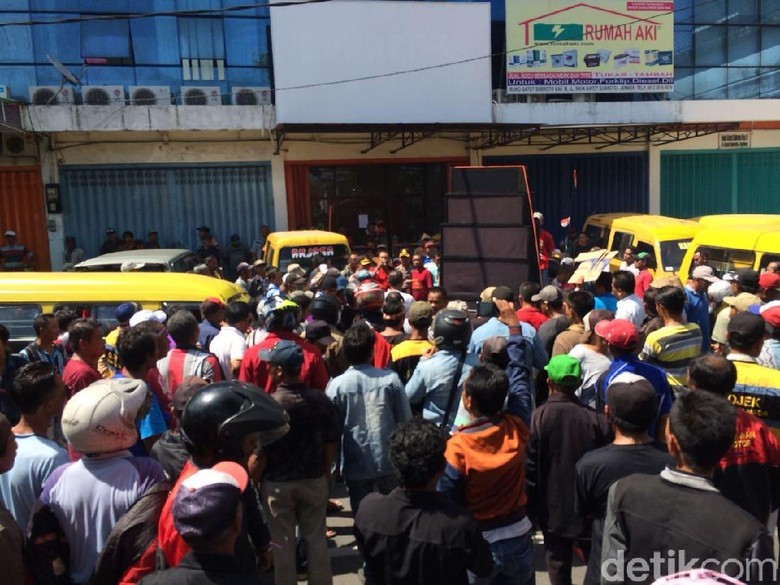 Unjuk Rasa Sopir Angkot dan Ojek di Jember Diwarnai Adu Mulut