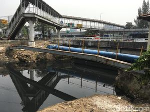 Dinas Lingkungan DKI Cek Kali Grogol yang Bersih tapi Berwarna Hitam