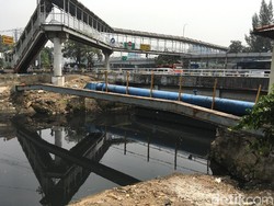 Dinas Lingkungan DKI Cek Kali Grogol yang Bersih tapi Berwarna Hitam