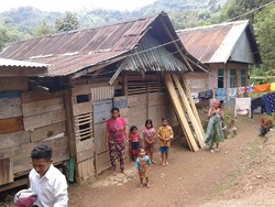 Sekolah di Gubuk Kayu, Siswa SD di Sinjai Tetap Semangat Belajar