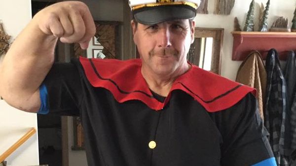 Foto Pria yang Dijuluki Popeye Karena Punya Lengan Raksasa