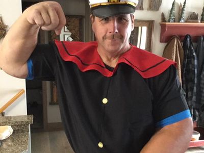 Foto Pria yang Dijuluki Popeye Karena Punya Lengan Raksasa