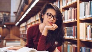 Stunning! Gaya Kutu Buku Velove Vexia yang Bikin Jatuh Hati