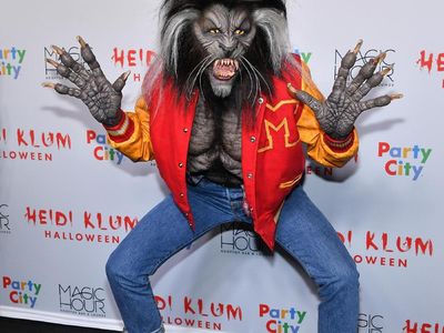 Foto: Kostum Halloween Tergila Heidi Klum, Manusia Serigala Hingga Dewi Hindu