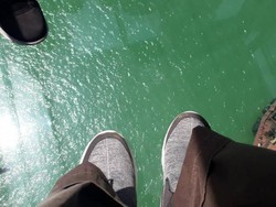 Ngeri-ngeri Sedap! Naik Kereta Gantung Lantainya Kaca