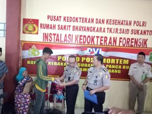 RS Polri Serahkan 4 Jenazah Korban Ledakan Pabrik Kembang Api RS Polri Serahkan 4 Jenazah Korban Ledakan Pabrik Kembang Api