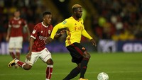 Di lapangan hijau, Isaac Success memang tak setenar --mungkin belum-- nama-nama lain di atas. Tapi soal skandal prostitusi, dia tak kalah. Pemain Watford ini membayar empat perempuan dengan total uang 2 ribu pound sterling, untuk kemudian ditagih lagi. Ribut-ribut terjadi, hingga Success pun sukses ditangkap polisi. (Foto: Alex Pantling/Getty Images)