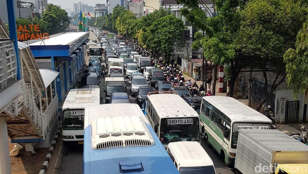 Macet Mampang yang Kian Hari Kian Jadi, Kapan Sampai Kantornya? Macet Mampang yang Kian Hari Kian Jadi, Kapan Sampai Kantornya?