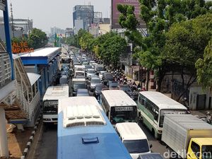 Macet Mampang yang Kian Hari Kian Jadi, Kapan Sampai Kantornya?