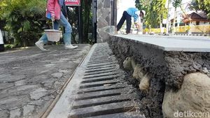 Trotoar di Sukabumi Ini Diprotes Warga