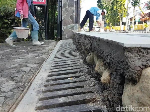 Trotoar di Sukabumi Ini Diprotes Warga