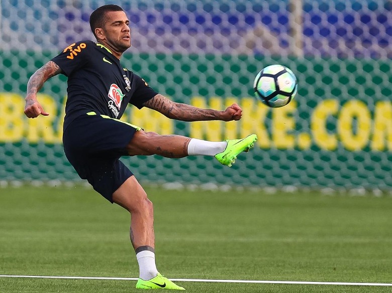 Cerita Dani Alves Gagal Gabung Liverpool