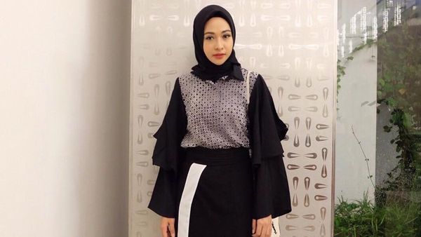 Foto: 10 Gaya Hijab Selebriti yang Stylish dengan Rok Panjang