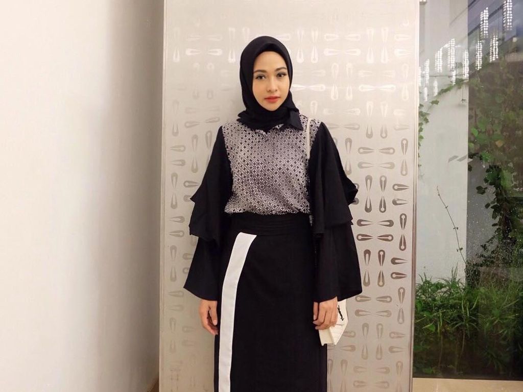 Foto: 10 Gaya Hijab Selebriti yang Stylish dengan Rok Panjang