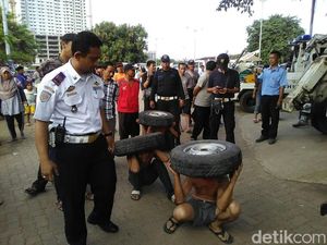 Maling Ban Mobil Dihukum Jalan Jongkok Sambil Angkat Ban