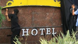 Foto: Plang Hotel Alexis Dibongkar Petugas
