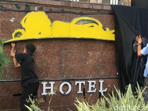 Foto: Plang Hotel Alexis Dibongkar Petugas