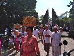 Masyarakat Hindu-Bali Rayakan Galungan, Kantor dan Sekolah Libur