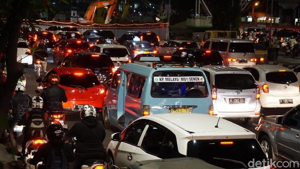 Belum Kantongi Amdal Lalin, Begini Kemacetan di Underpass Matraman