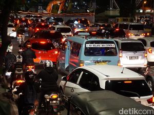 Belum Kantongi Amdal Lalin, Begini Kemacetan di Underpass Matraman