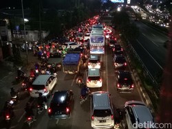 Makin Macet, Begini Situasi Lalin di Proyek Pancoran di Kala Malam