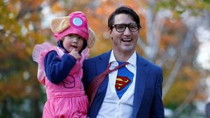 Gaya PM Kanada Trudeau Berkostum Clark Kent Saat Halloween