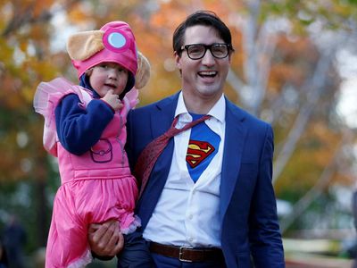 Gaya PM Kanada Trudeau Berkostum Clark Kent Saat Halloween