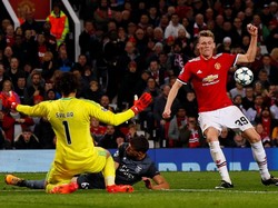 Hitam-Putih Mile Svilar di Old Trafford