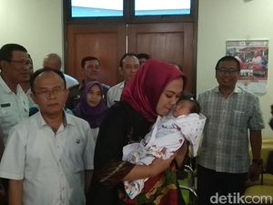 Bupati Cellica Adopsi Bayi yang Ditemukan di Kolong Jembatan