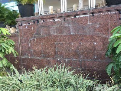 Foto: Hotel Hitam Itu Tak Lagi Berplang Alexis